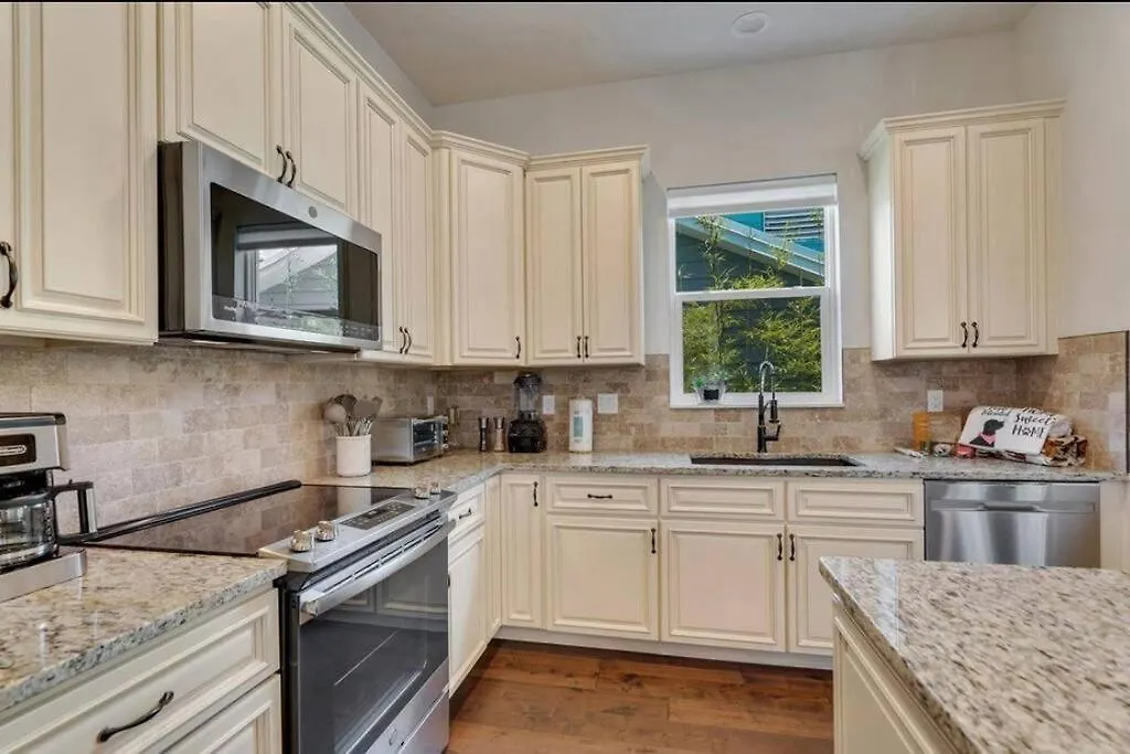 Downtown Pet-friendly @ The Park Home-635 Holiday home Sarasota