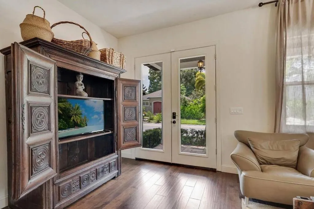 Downtown Pet-friendly @ The Park Home-635 Holiday home