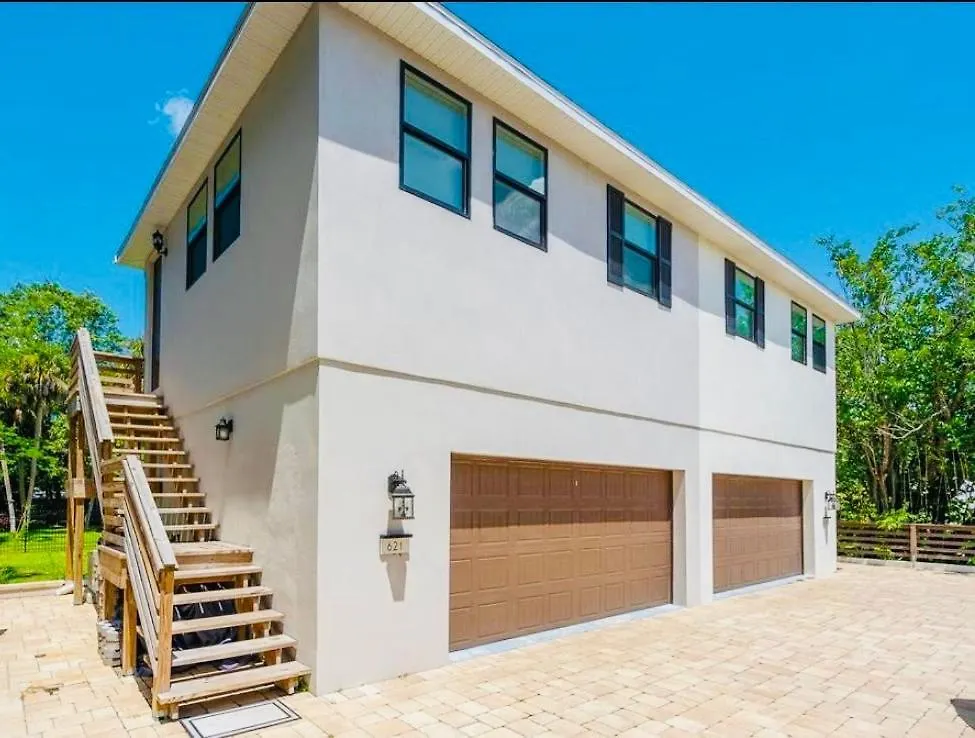 Beach-town Pet-friendly Downtown @ 10 Acre Park-629 Holiday home
