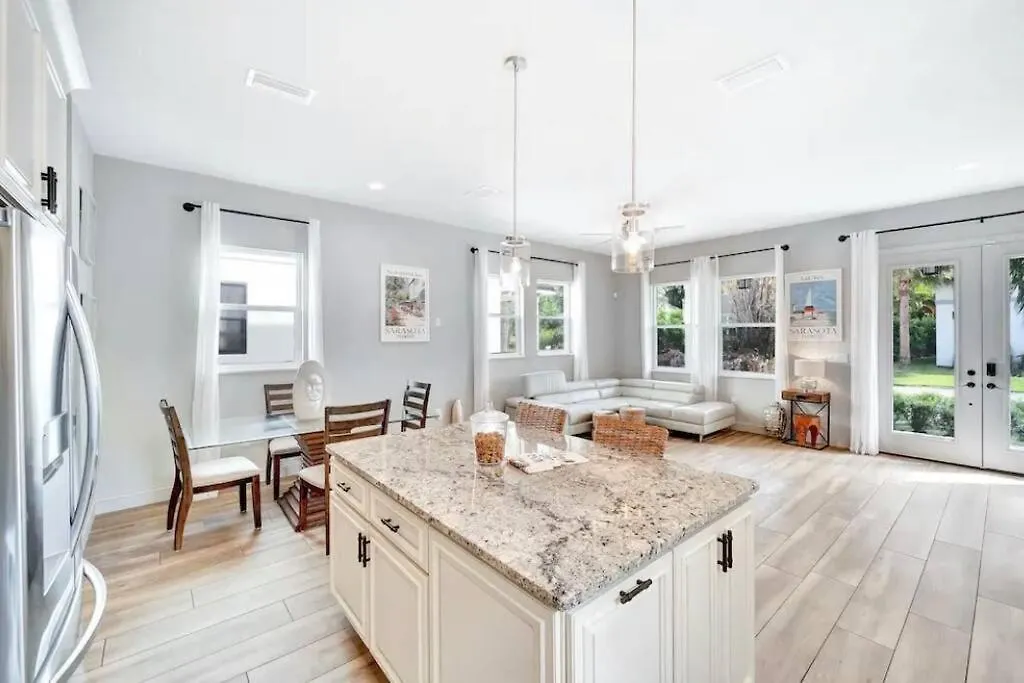 Beach-town Pet-friendly Downtown @ 10 Acre Park-629 Holiday home