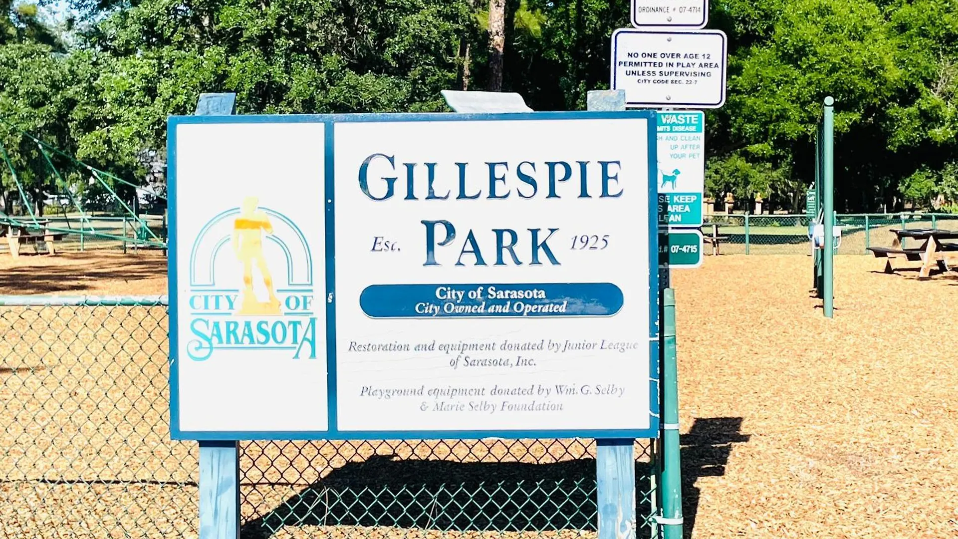 Beach-town Pet-friendly Downtown @ 10 Acre Park-629 Holiday home
