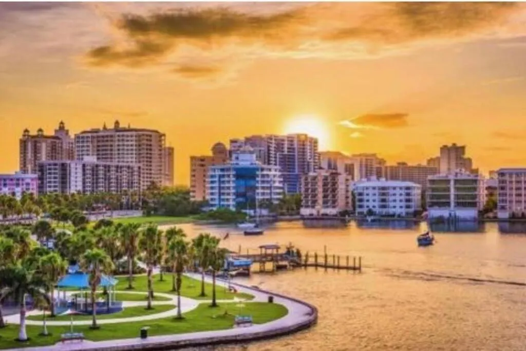 Beach-town Pet-friendly Downtown @ 10 Acre Park-629 *