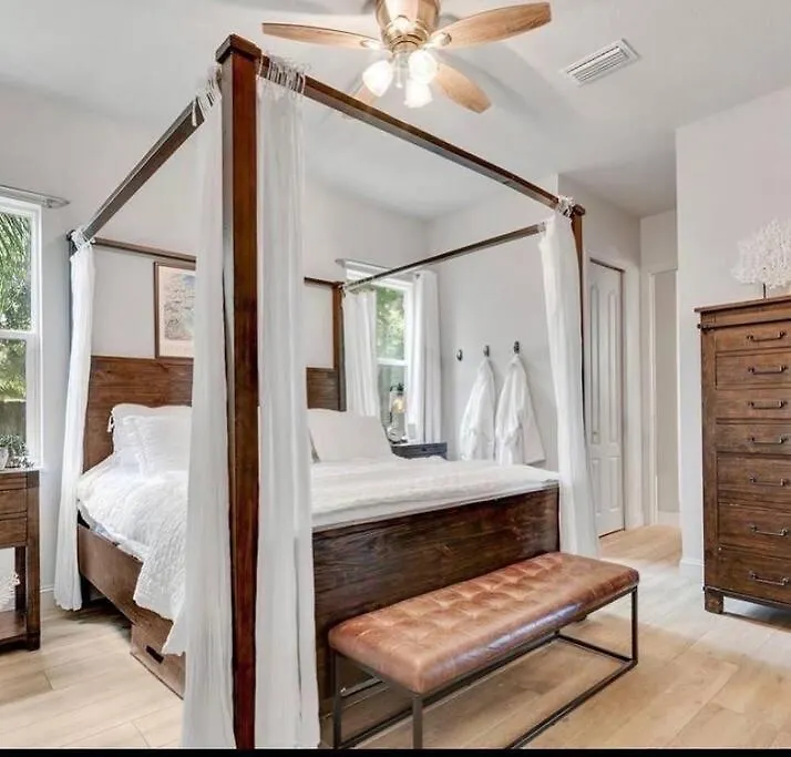 Beach-town Pet-friendly Downtown @ 10 Acre Park-629 Holiday home Sarasota
