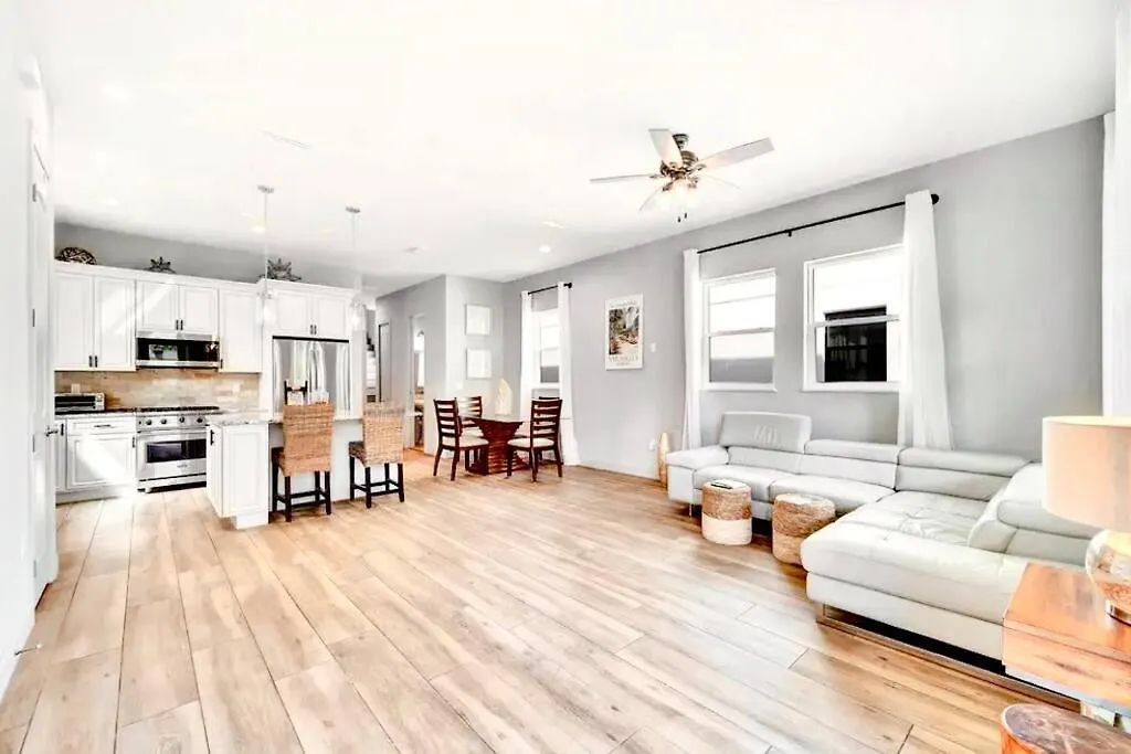 Beach-town Pet-friendly Downtown @ 10 Acre Park-629 *