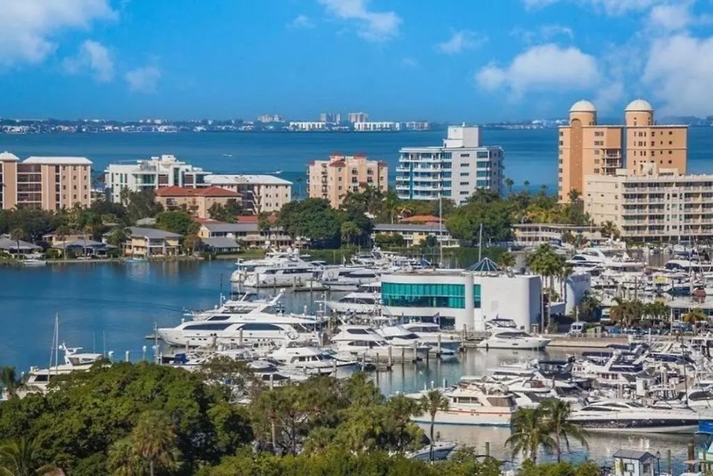 Beach-town Pet-friendly Downtown @ 10 Acre Park-629 Holiday home Sarasota