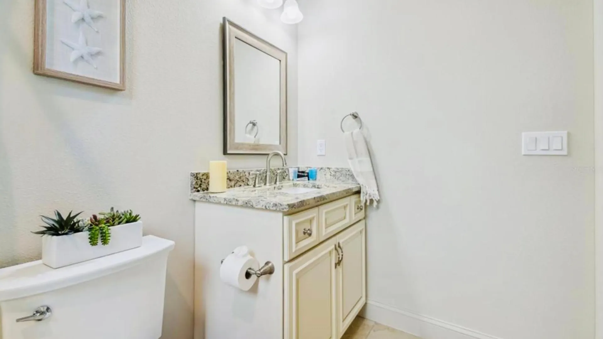 Beach-town Pet-friendly Downtown @ 10 Acre Park-629 *