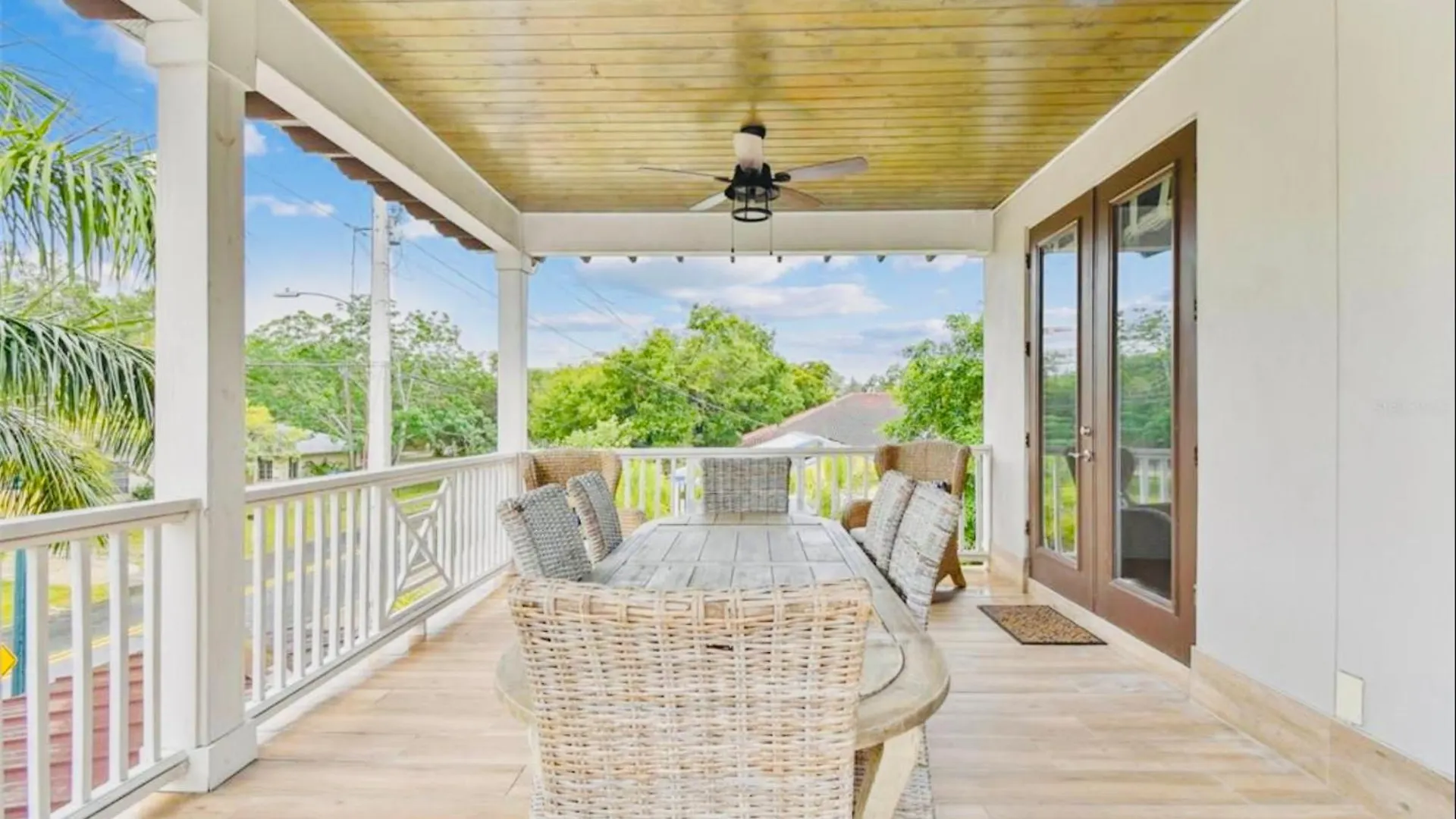 Beach-town Pet-friendly Downtown @ 10 Acre Park-629 *