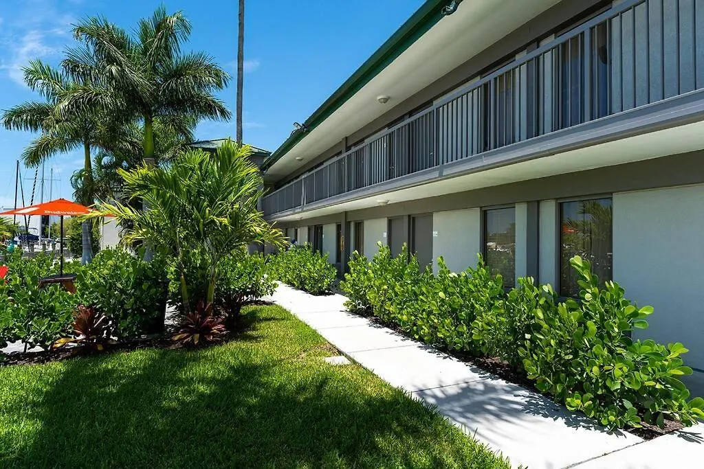 Brand-new Waterfront-pool, Tiki Bar, Gym Apartment *