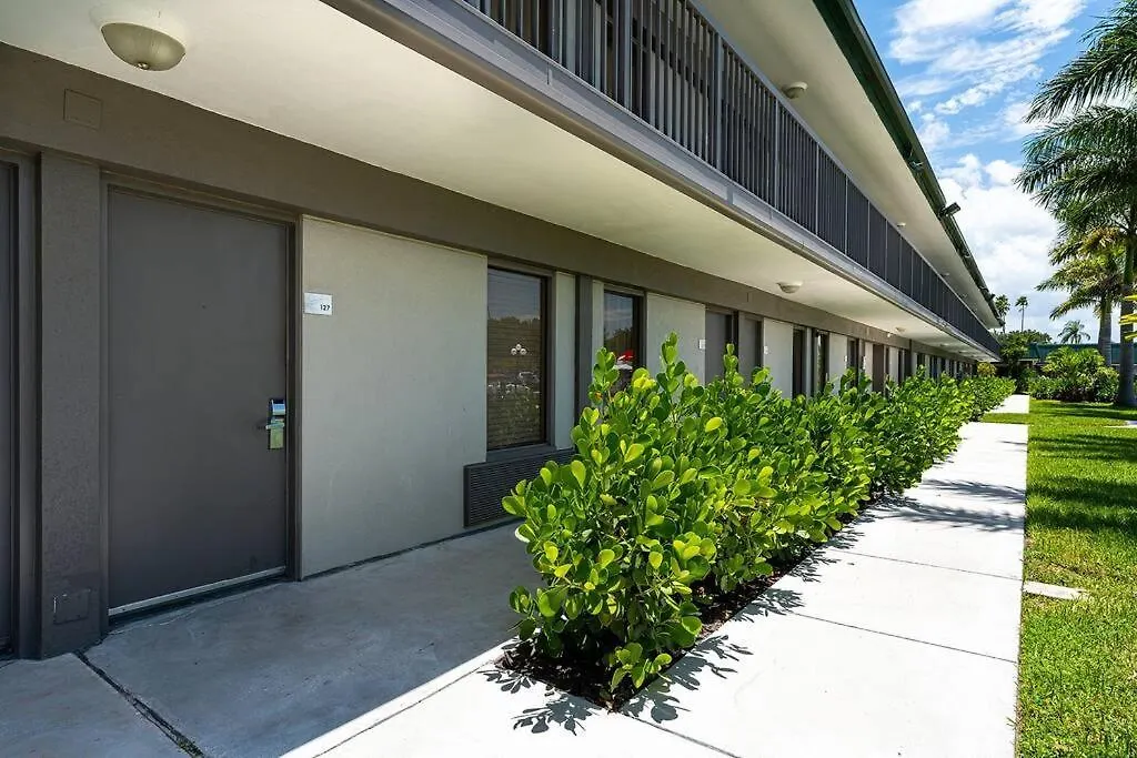 Brand-new Waterfront-pool, Tiki Bar, Gym Sarasota
