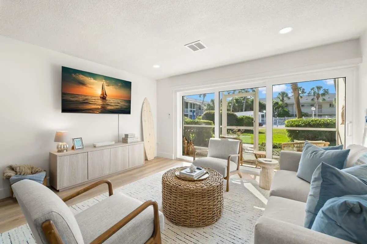 New! Kingston - Newly Renovated With Pool & Hot Tub, Walk To The Beach! Sarasota