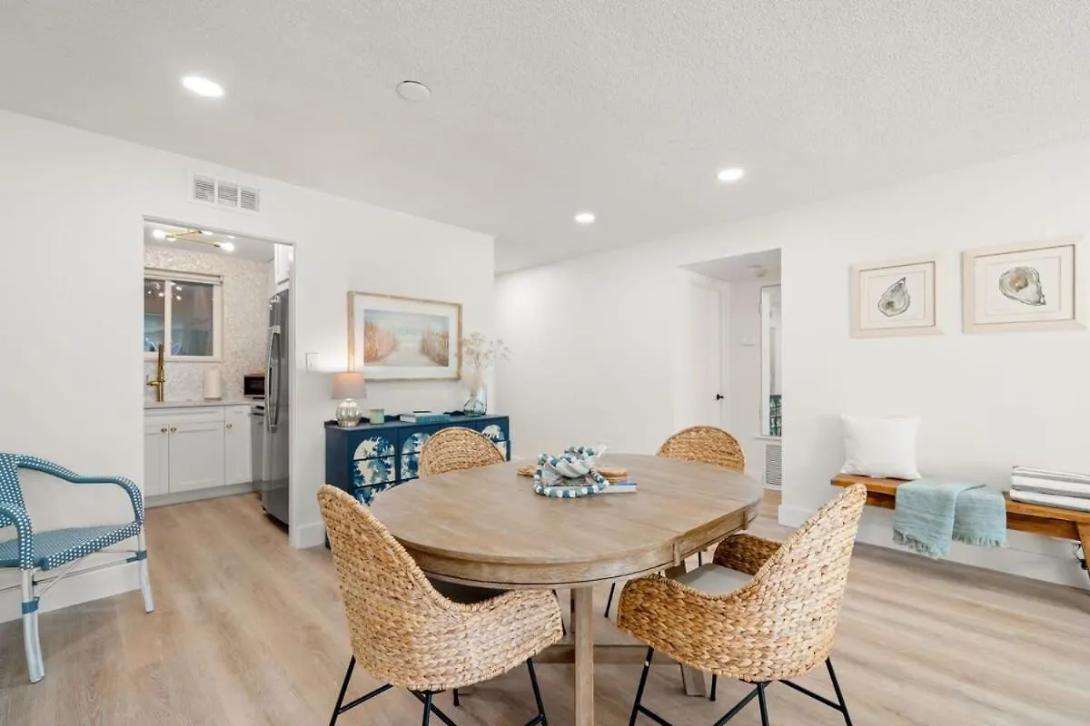 New! Kingston - Newly Renovated With Pool & Hot Tub, Walk To The Beach! Sarasota