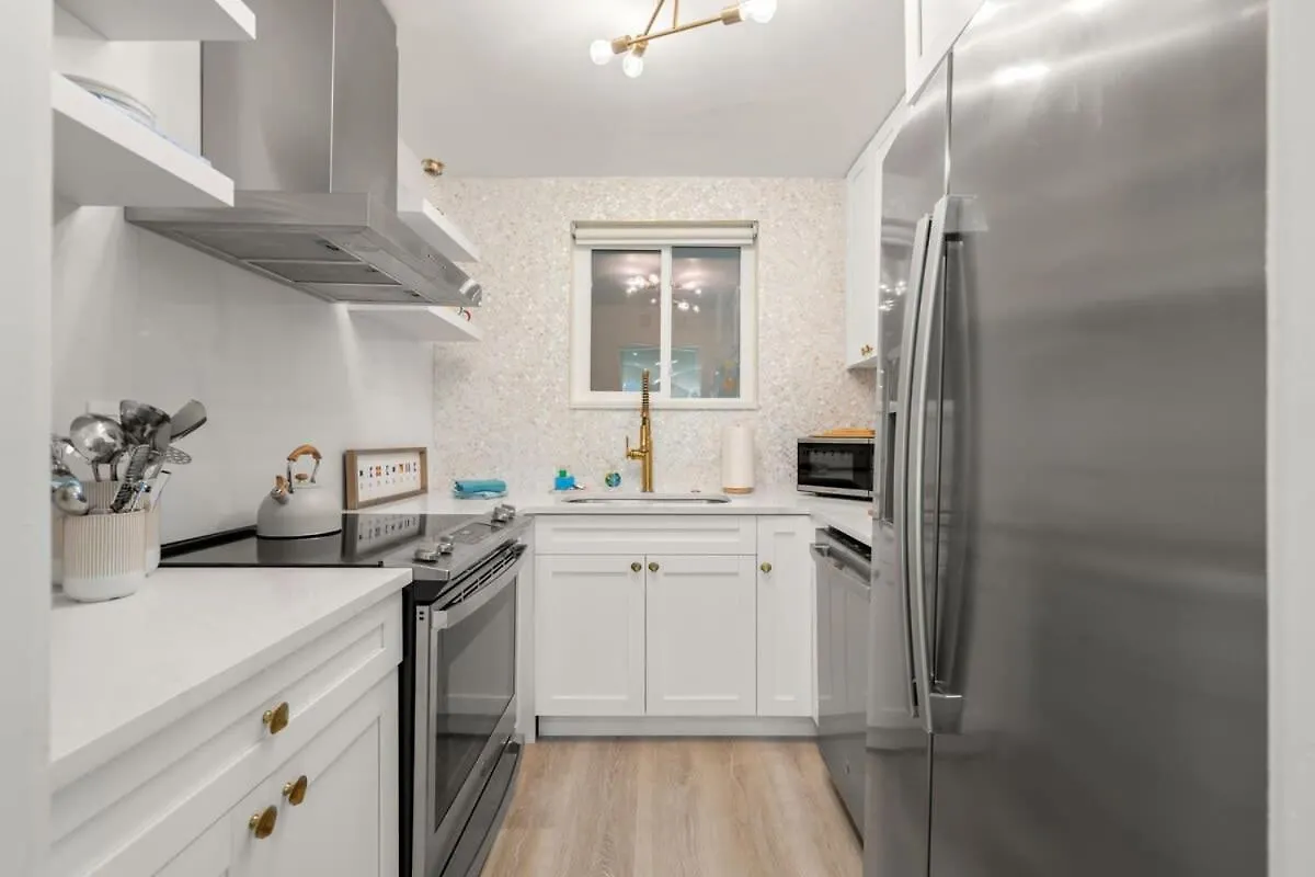 New! Kingston - Newly Renovated With Pool & Hot Tub, Walk To The Beach! Apartment