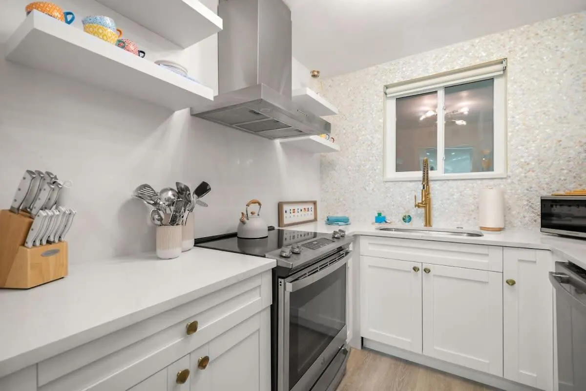 New! Kingston - Newly Renovated With Pool & Hot Tub, Walk To The Beach! *