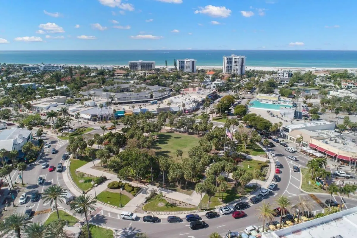 New! Kingston - Newly Renovated With Pool & Hot Tub, Walk To The Beach!