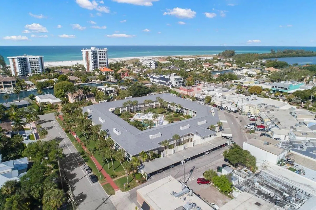 New! Kingston - Newly Renovated With Pool & Hot Tub, Walk To The Beach! * Sarasota