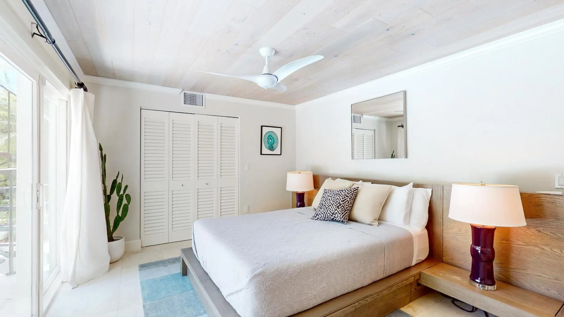 10 Pines - Bay