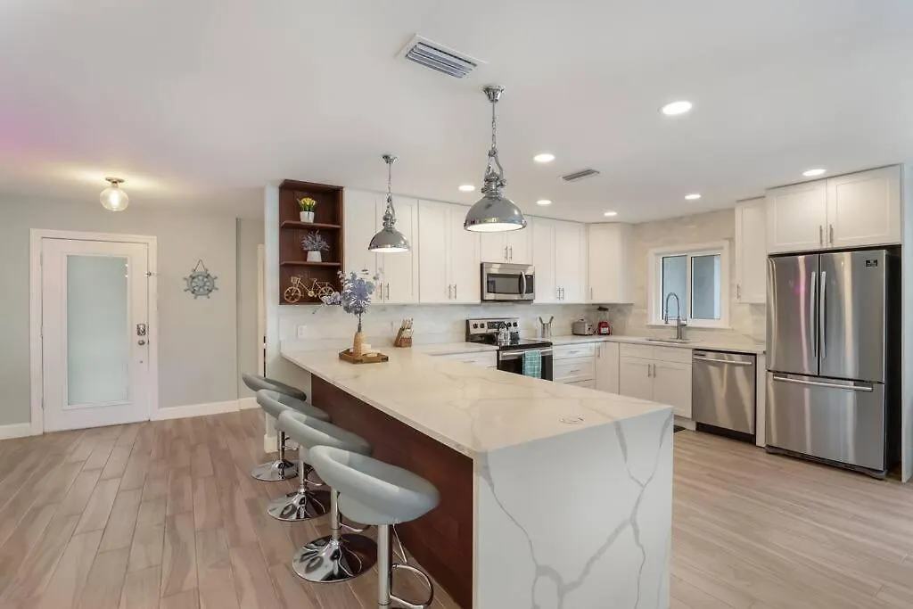 Updated Pool Home, Near Siesta Key Holiday home *