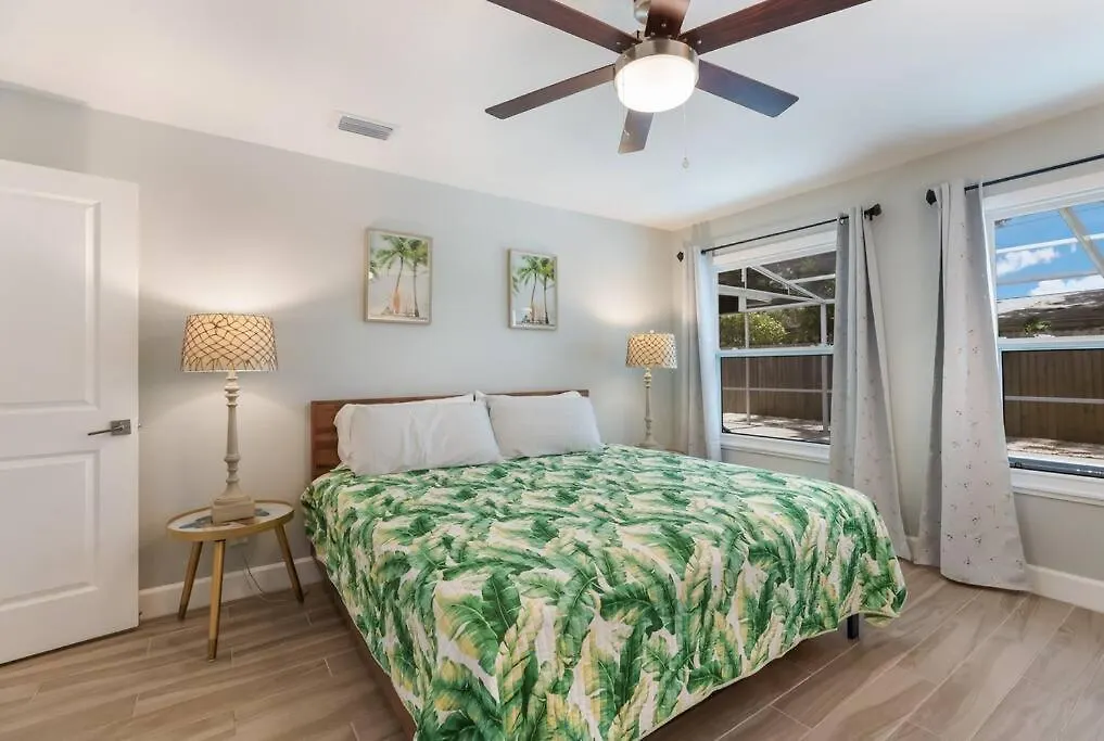 Updated Pool Home, Near Siesta Key Holiday home