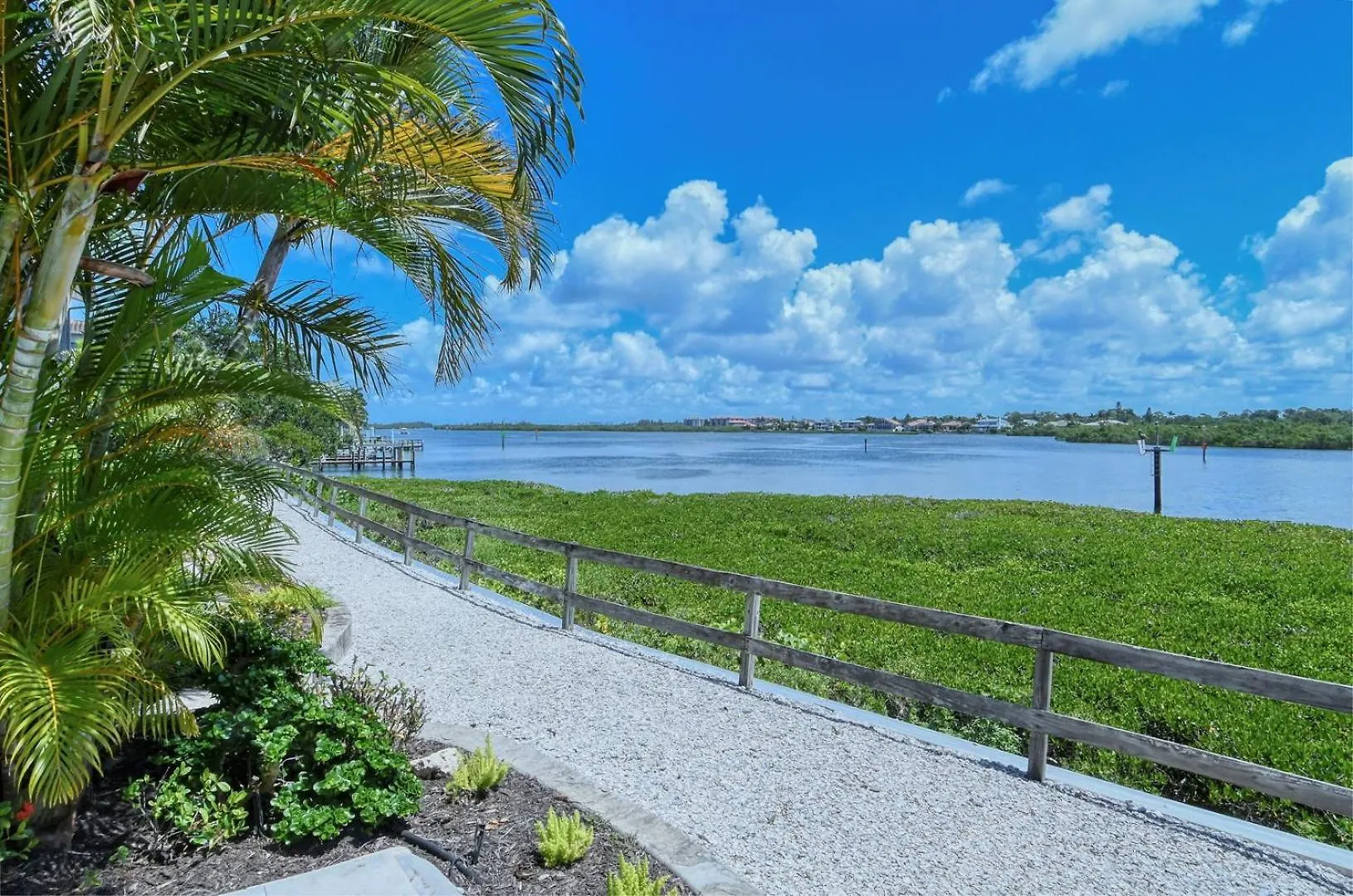 6047 Epw Bright And Spacious Bay Side Retreat