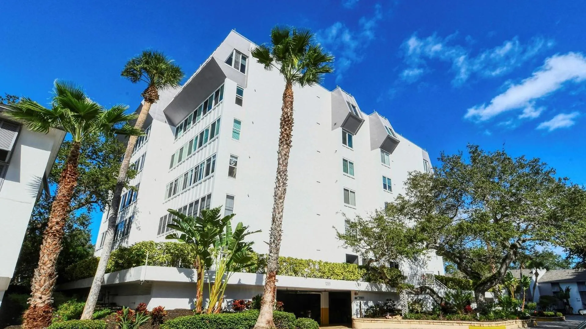 1255-305 Picturesque Garden Views