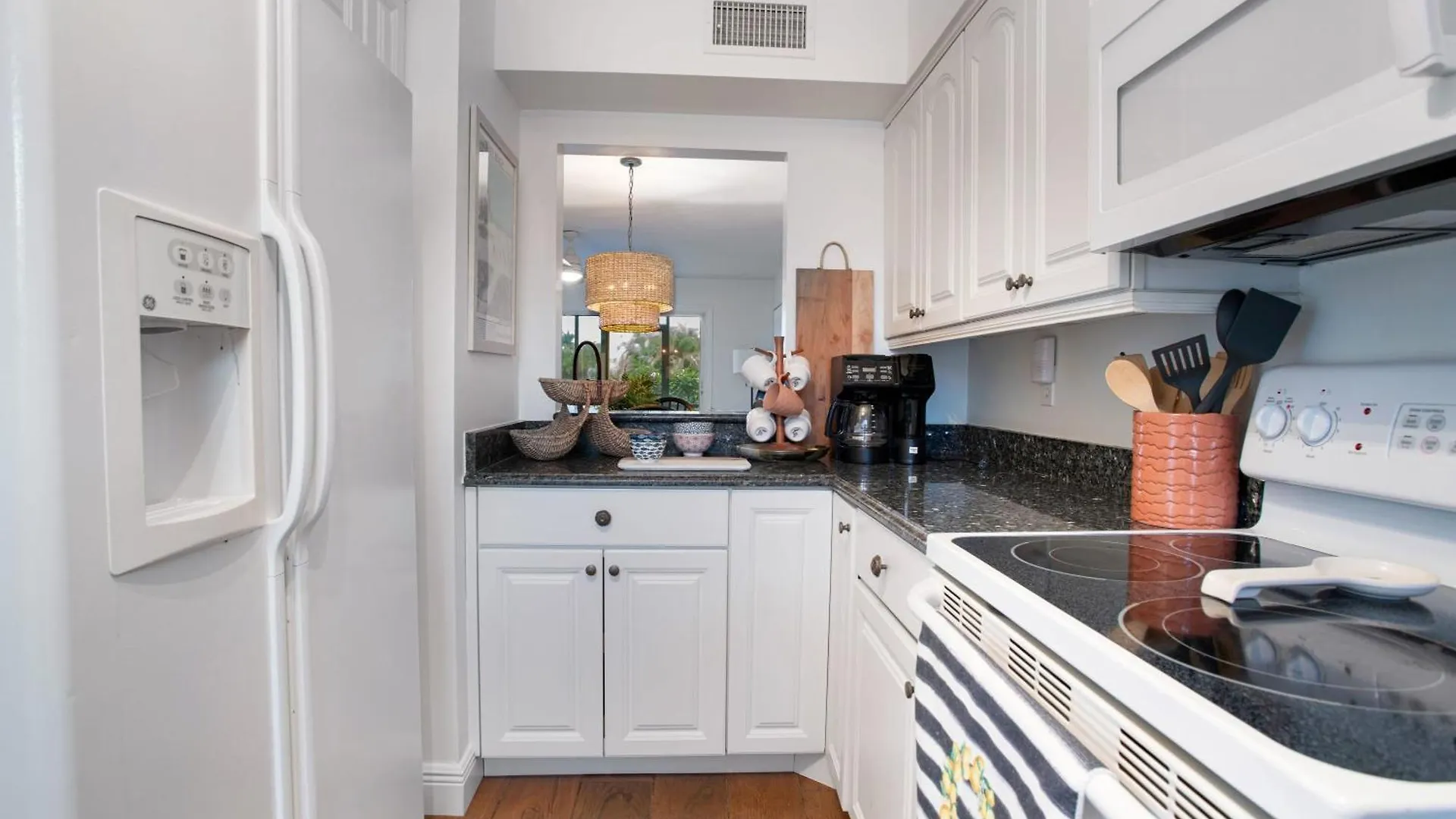 Coastal Paradise Steps To Crescent Apartment *