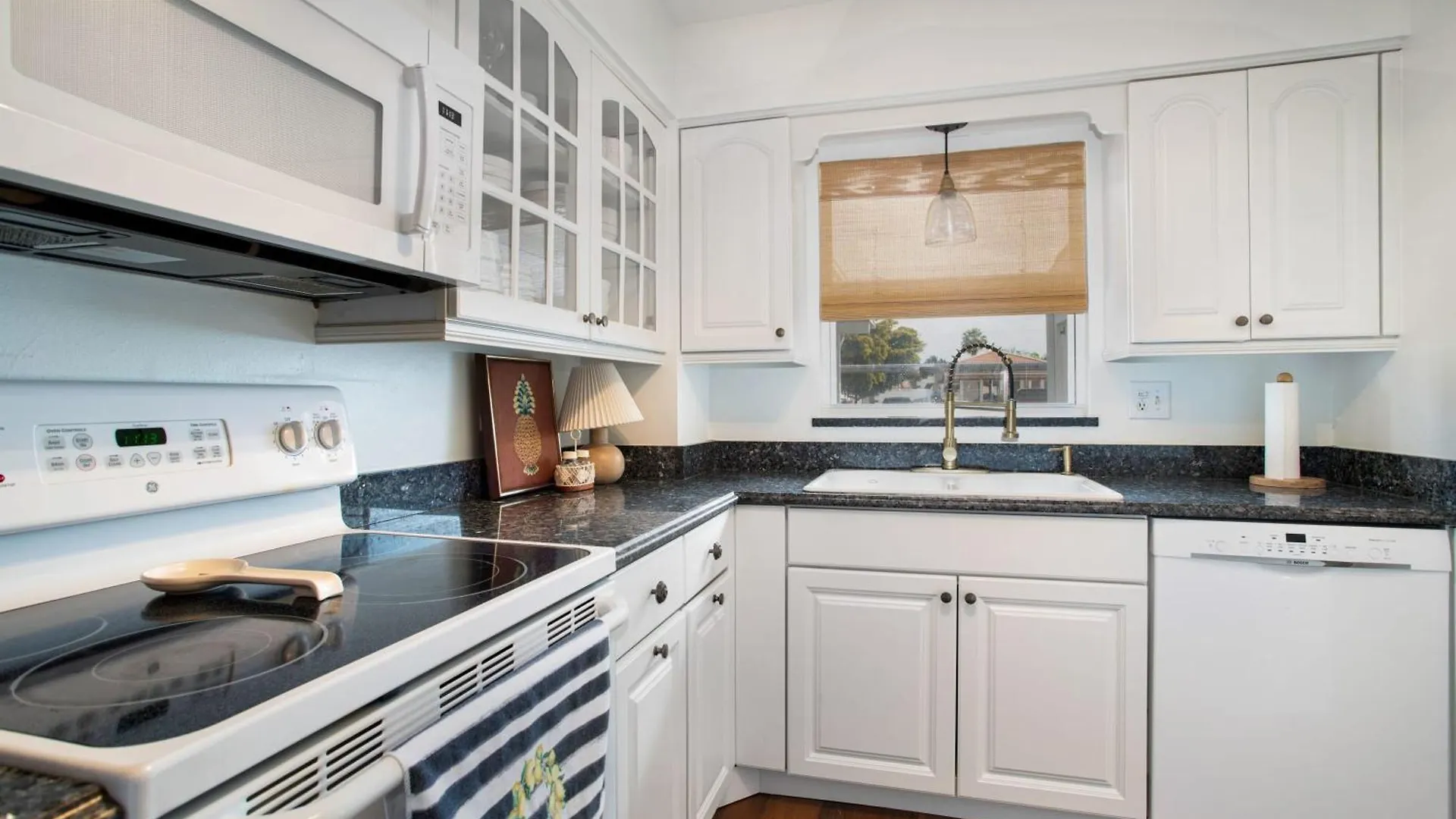 Coastal Paradise Steps To Crescent Apartment *