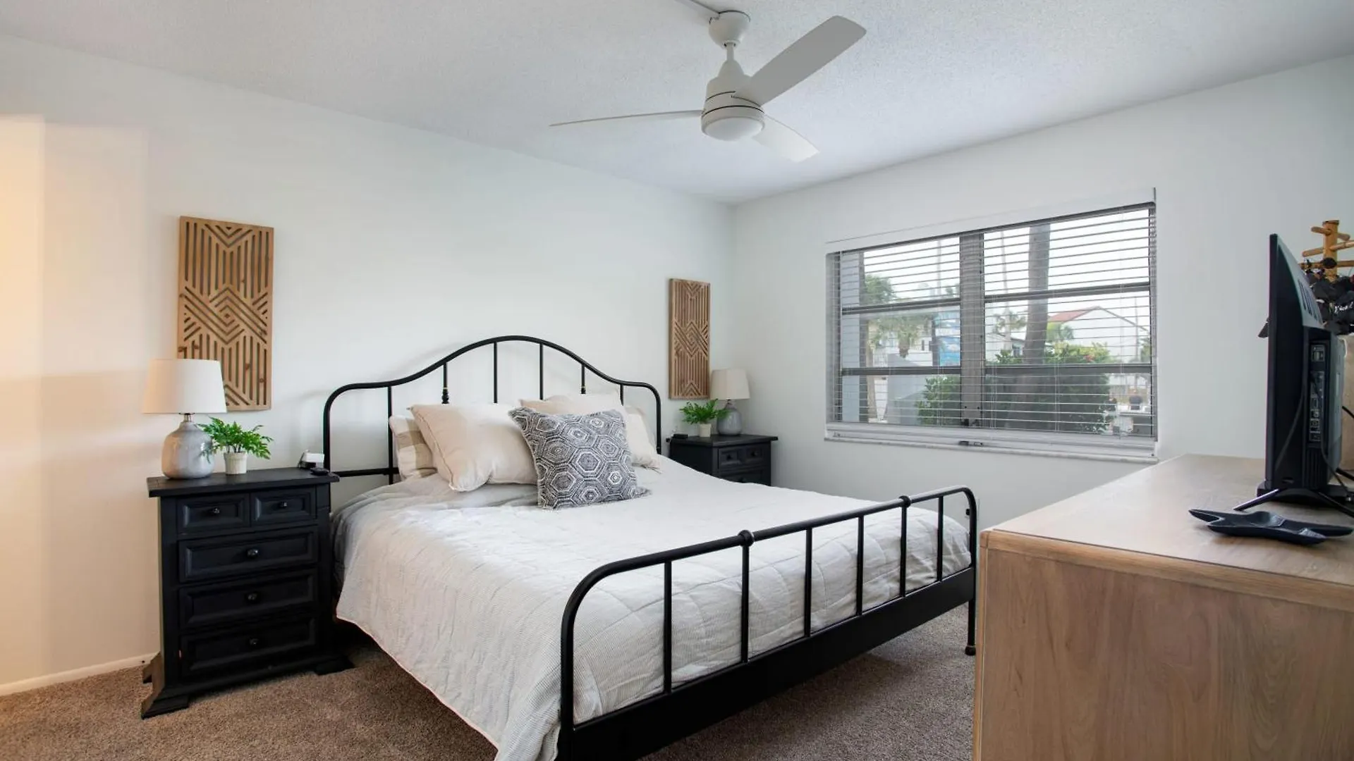Coastal Paradise Steps To Crescent Apartment *