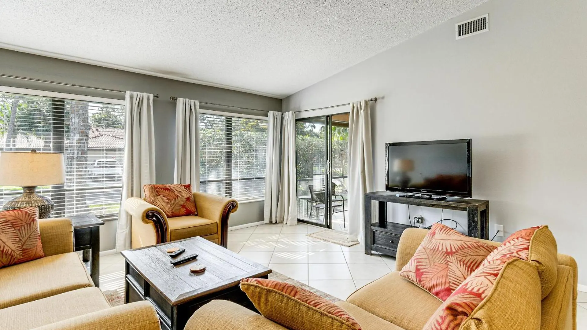 With Pool Access About 4 Mi To Beach! Villa Sarasota