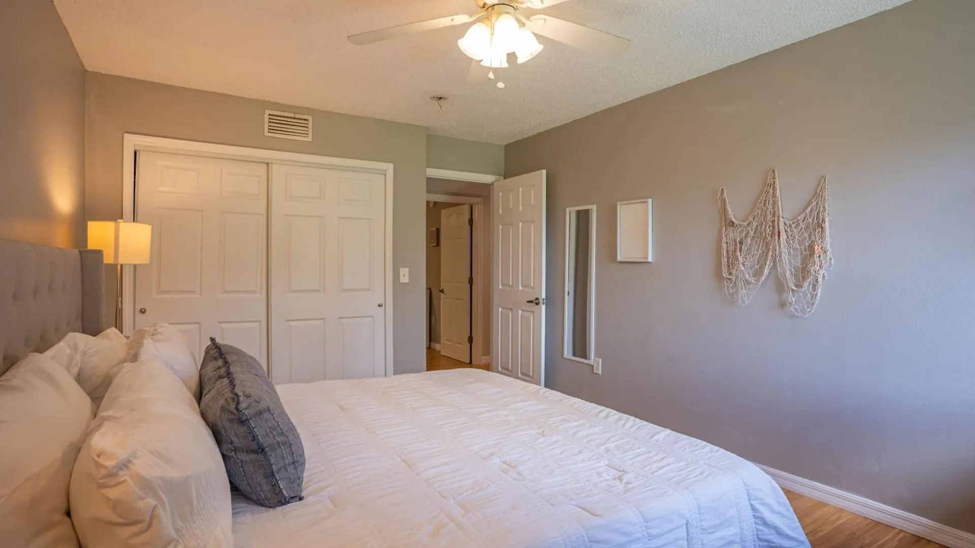 Lovely 3 Bedroom First Floor On Golf Course Sarasota