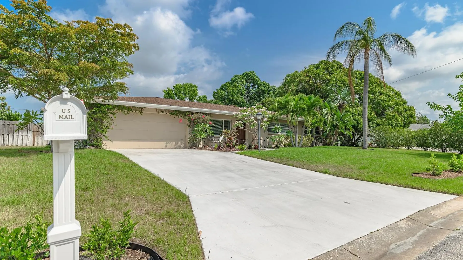 Classic Tropical Florida Escape With Heated Pool Holiday home Sarasota