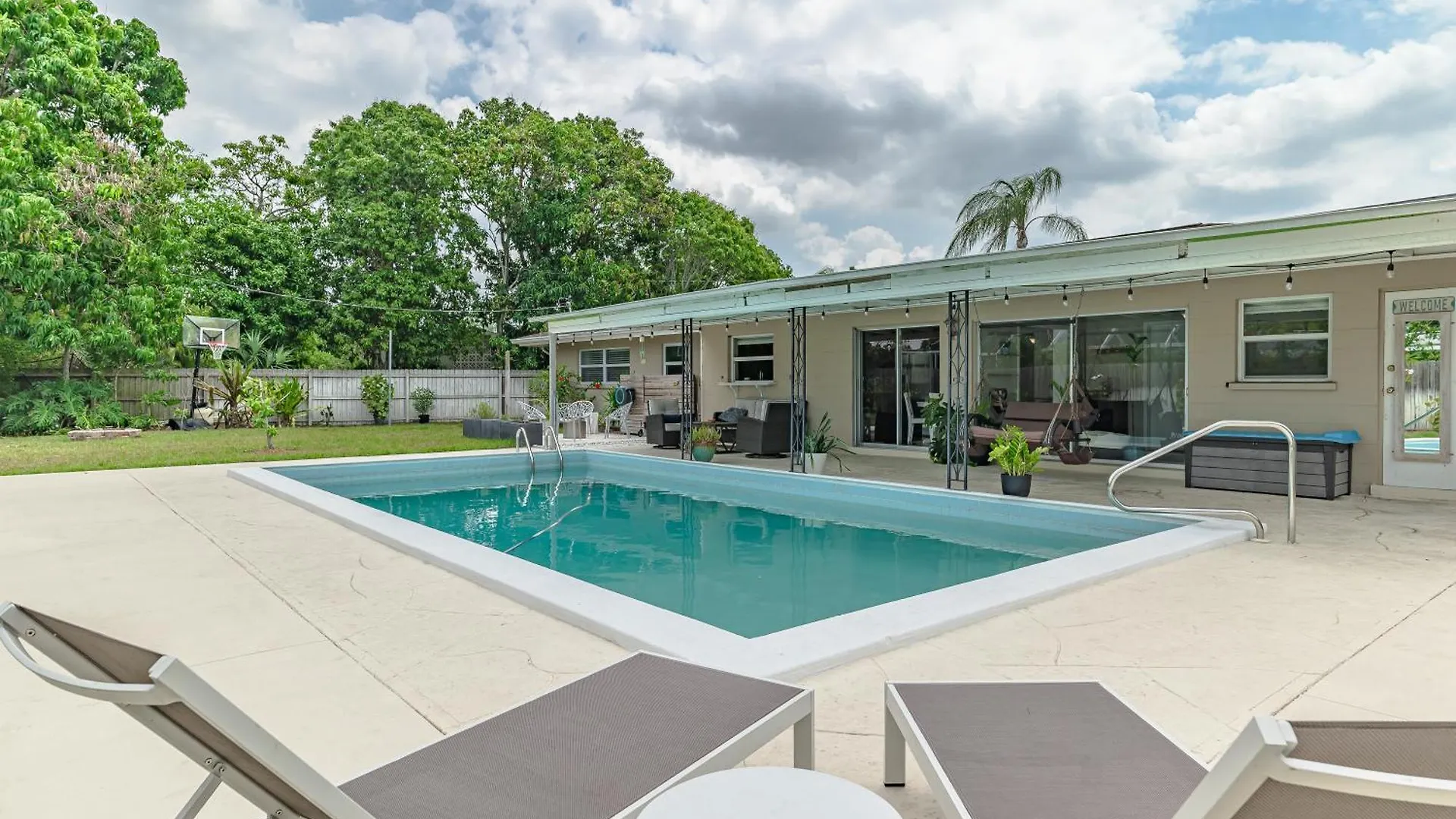 Classic Tropical Florida Escape With Heated Pool *