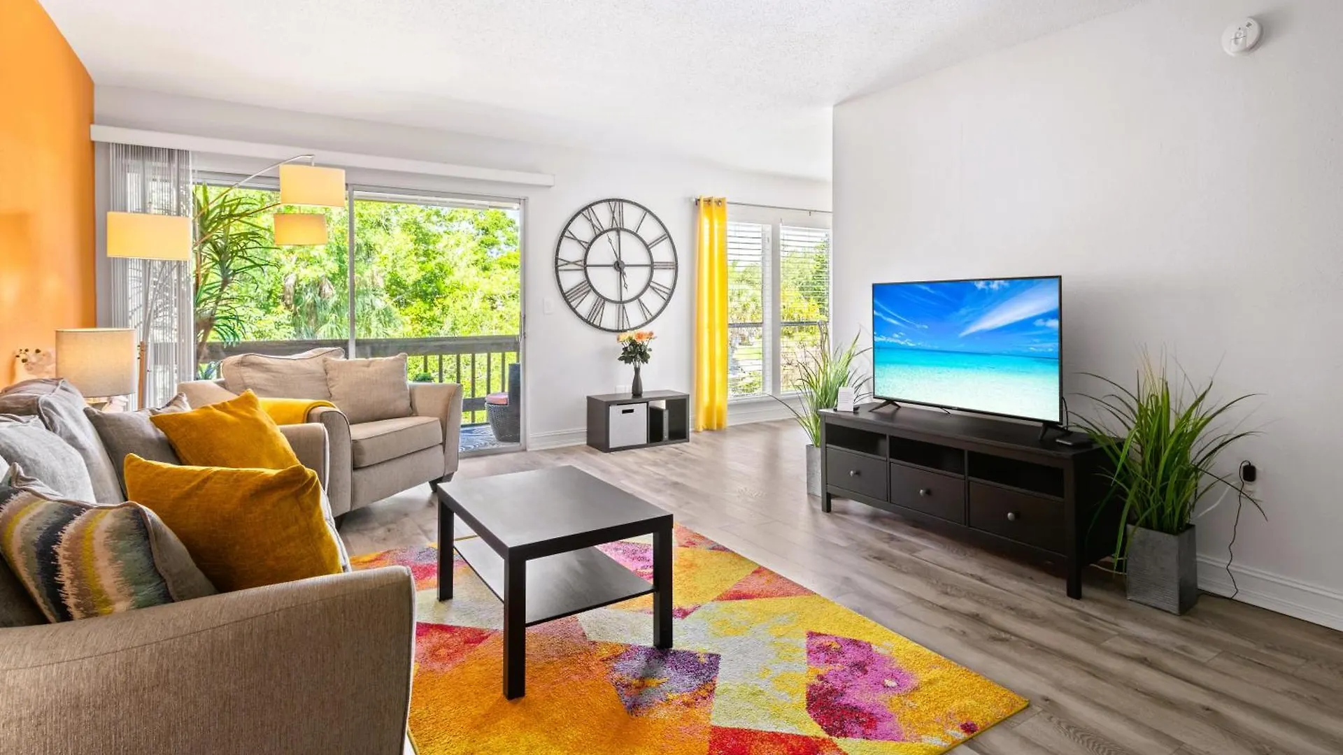 Shiny Oasis With View Apartment