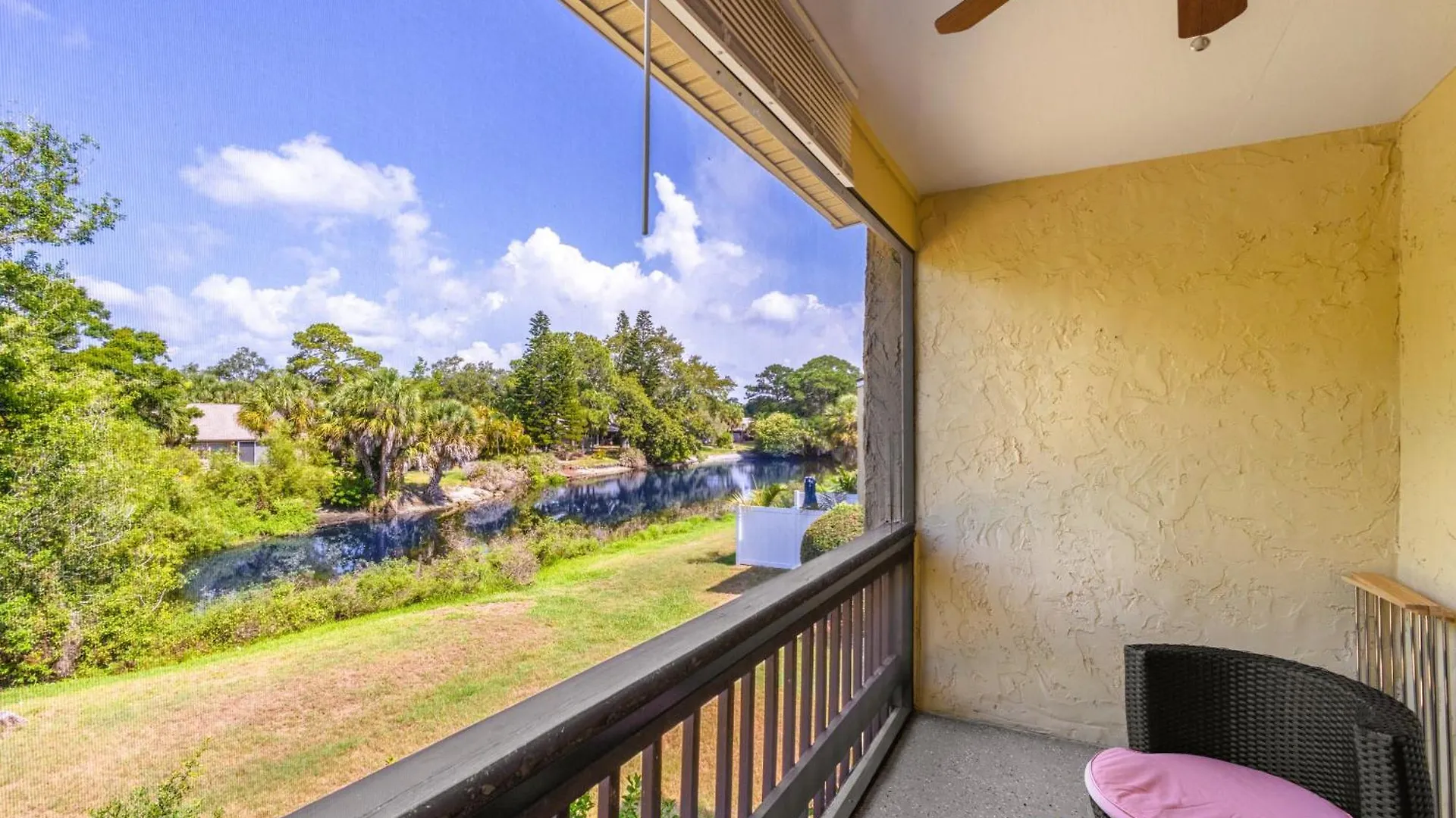 Shiny Oasis With View Apartment