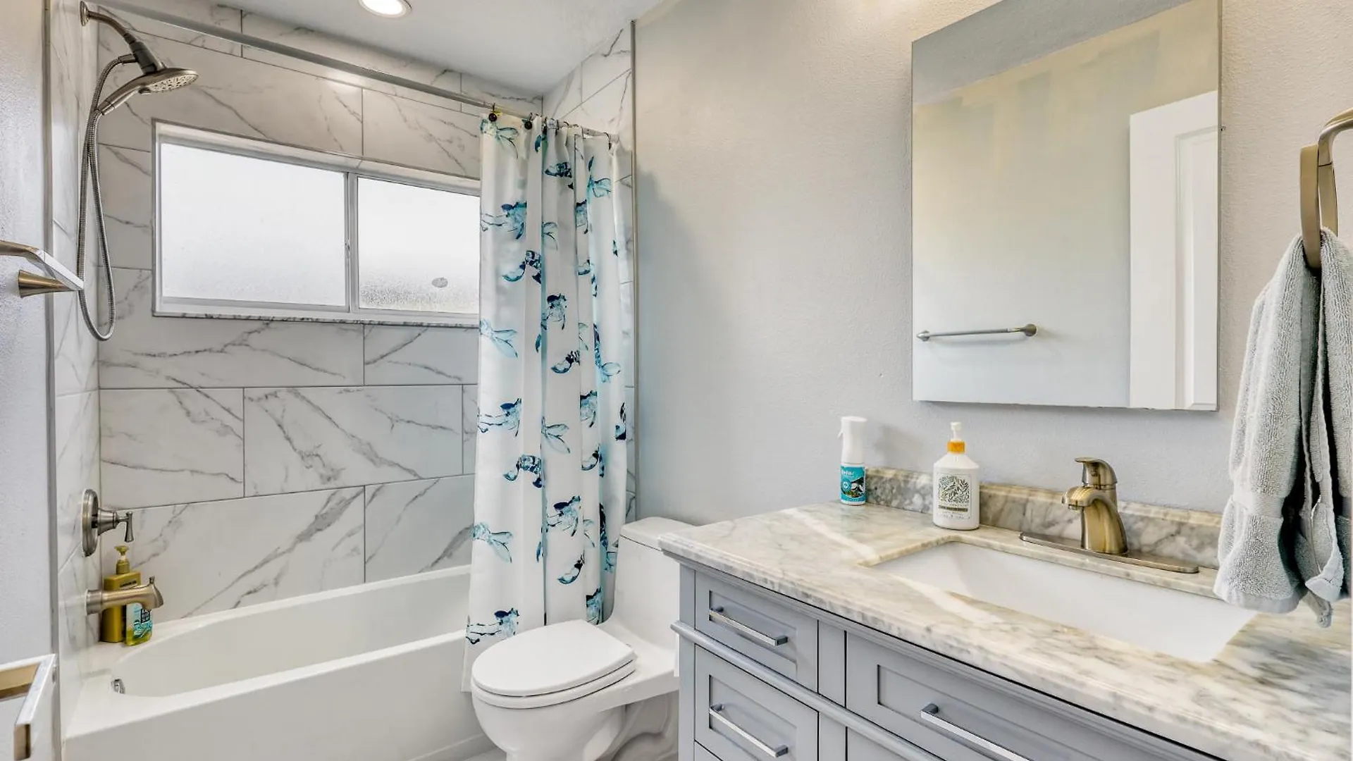 11 Sleeps, 3bd/2bth House, Hot Tub, Free Parking *