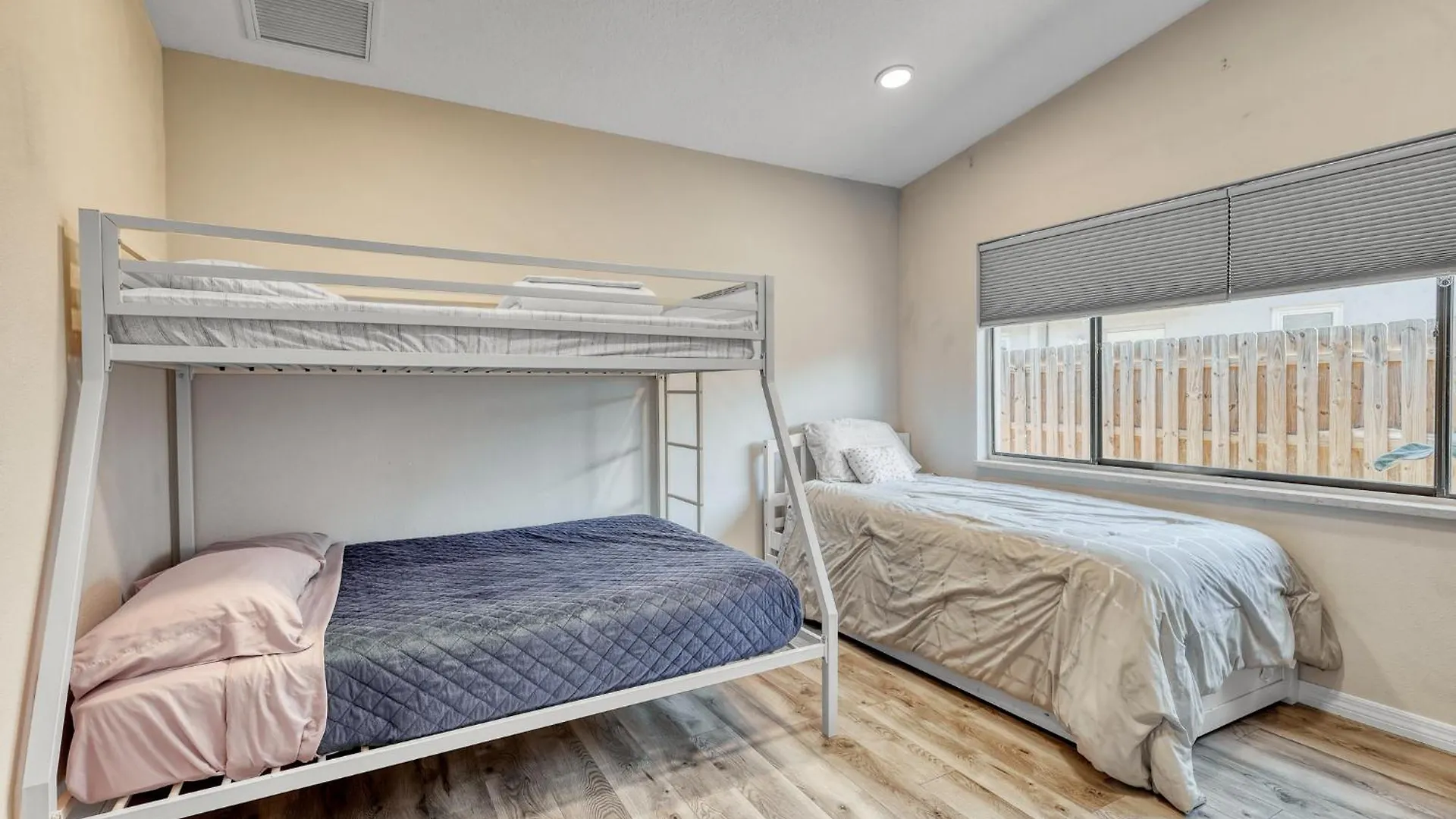 11 Sleeps, 3bd/2bth House, Hot Tub, Free Parking