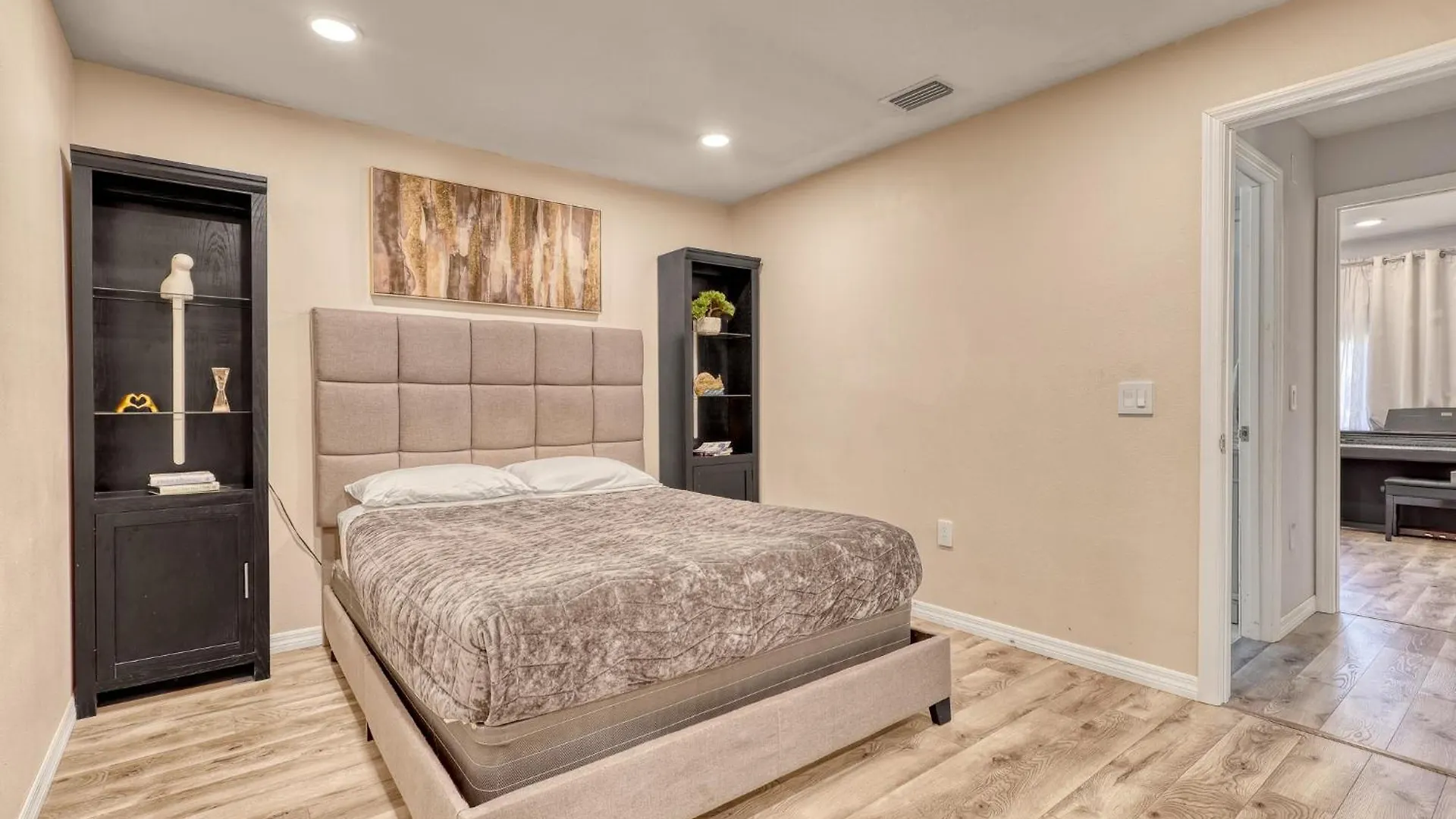 11 Sleeps, 3bd/2bth House, Hot Tub, Free Parking