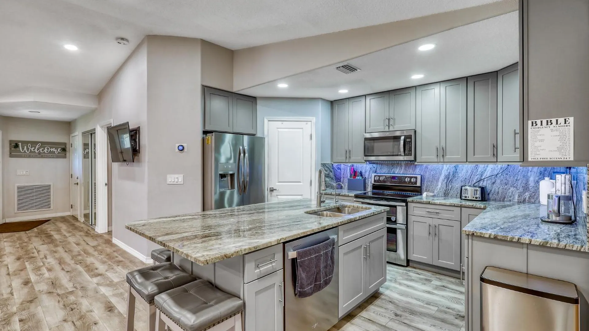 11 Sleeps, 3bd/2bth House, Hot Tub, Free Parking