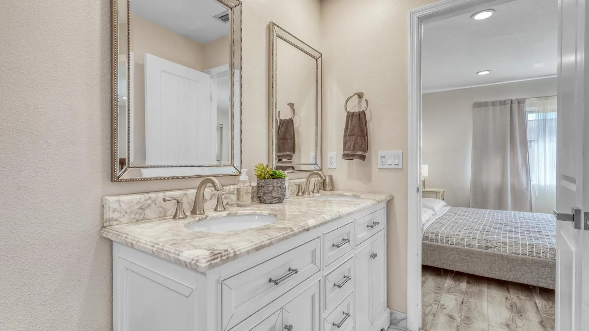 11 Sleeps, 3bd/2bth House, Hot Tub, Free Parking Holiday home Sarasota