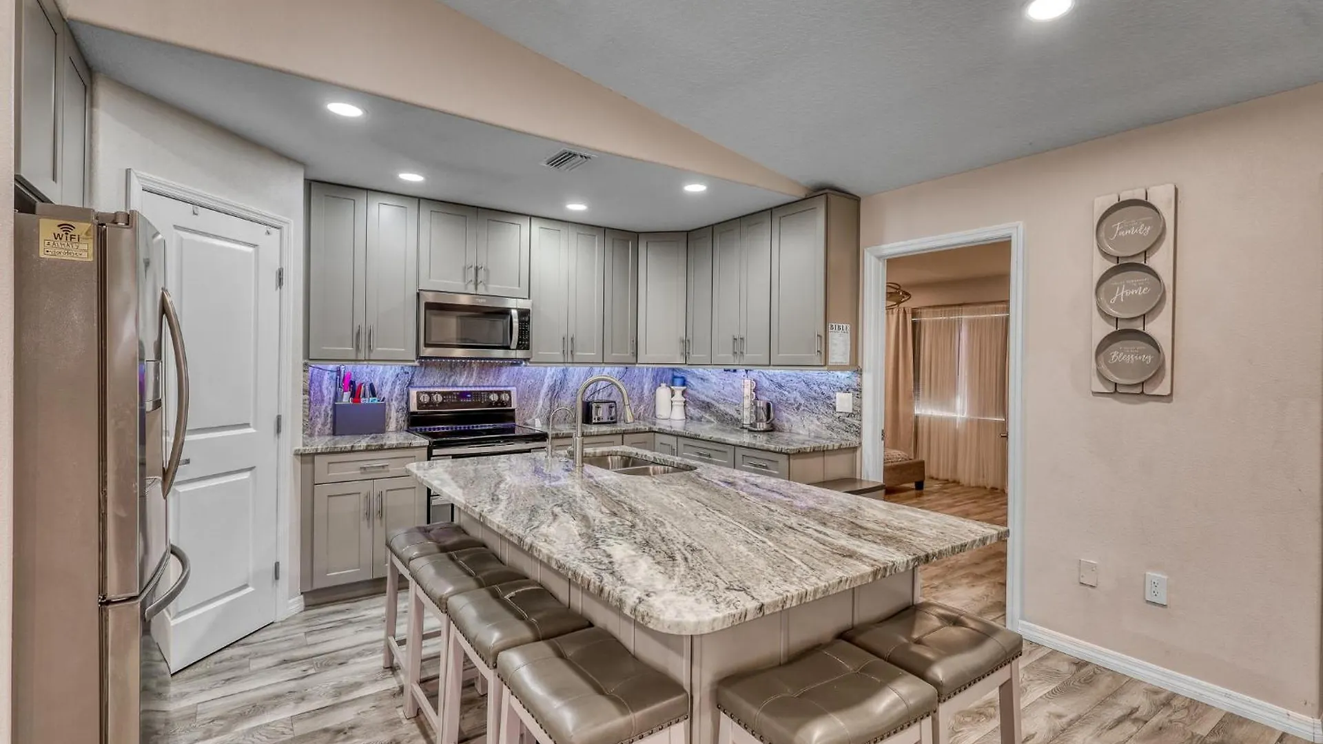 Holiday home 11 Sleeps, 3bd/2bth House, Hot Tub, Free Parking Sarasota