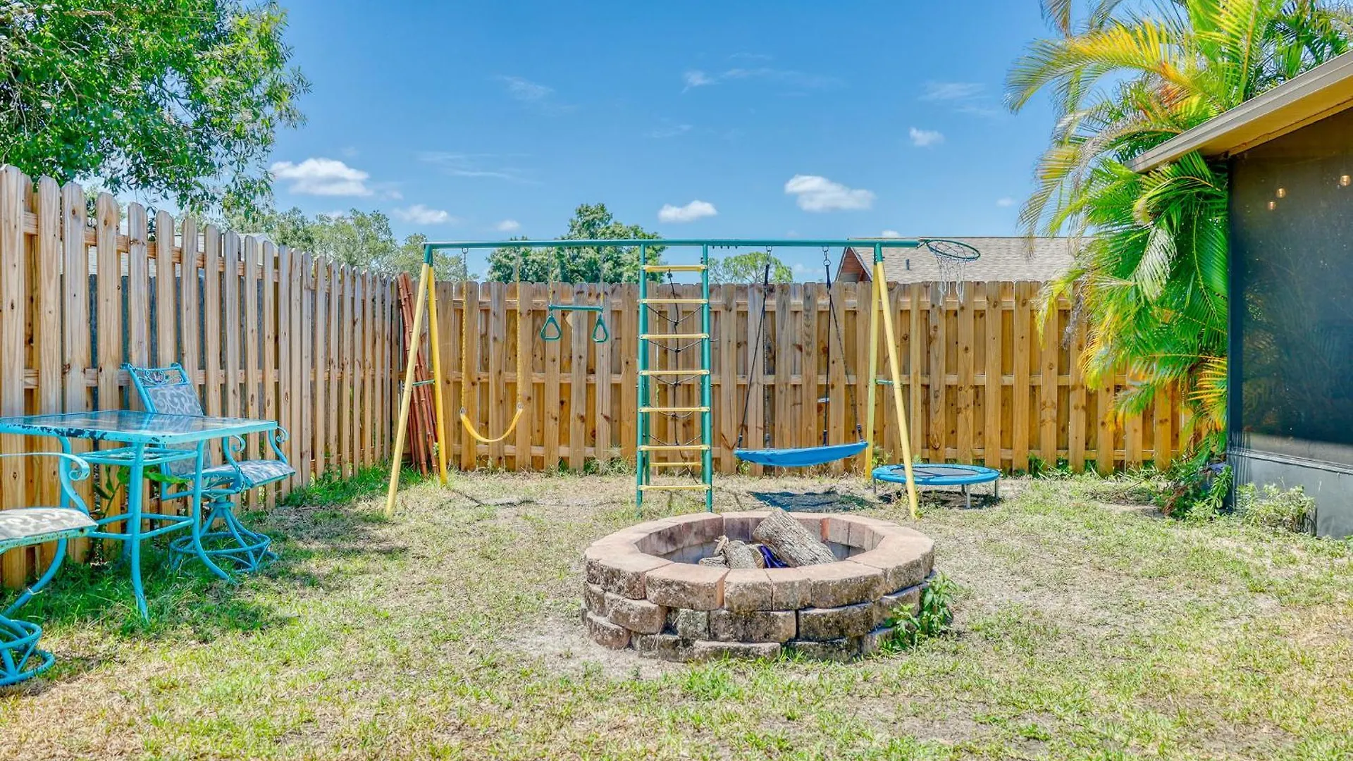 11 Sleeps, 3bd/2bth House, Hot Tub, Free Parking