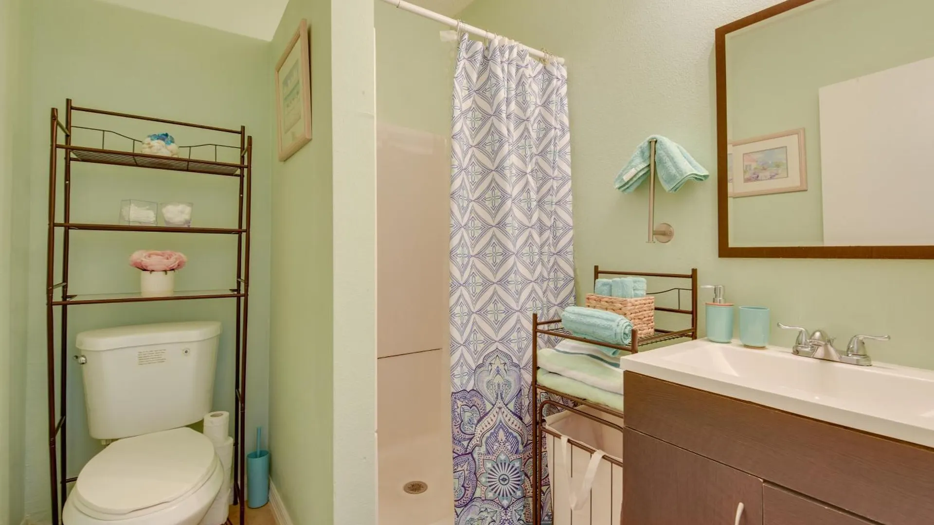 Apartment Convenient With Lush Backyard! *