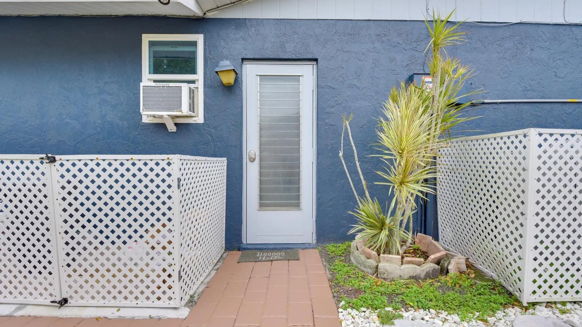 Apartment Convenient With Lush Backyard! Sarasota