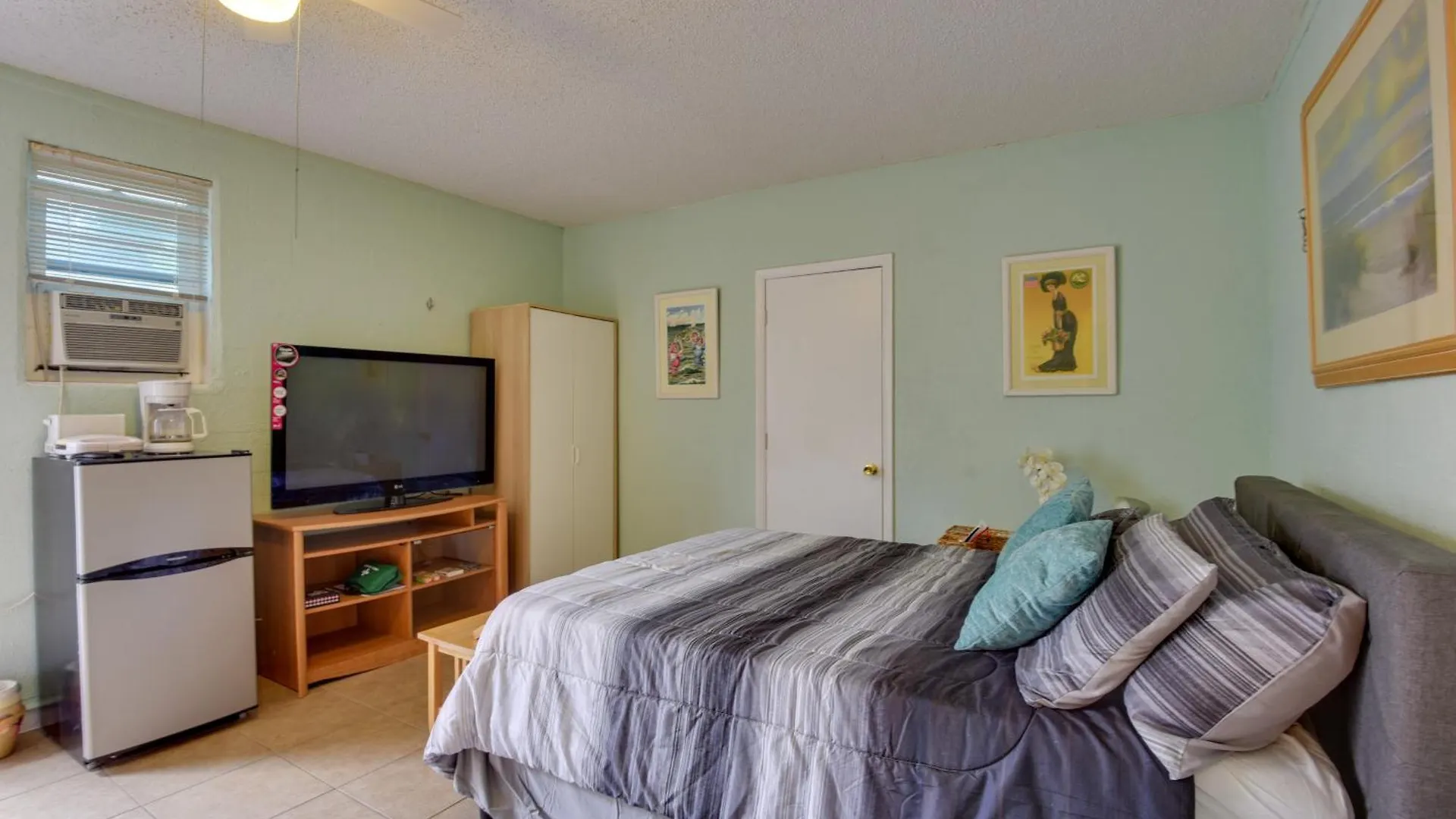 Convenient With Lush Backyard! Sarasota