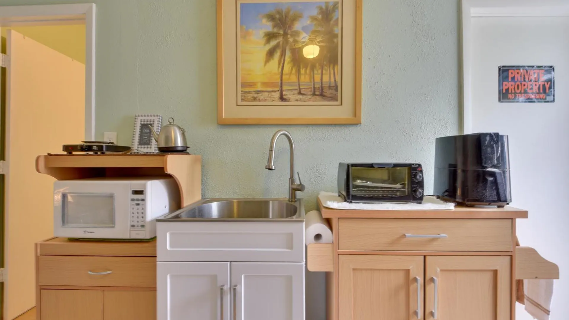 Convenient With Lush Backyard! Apartment