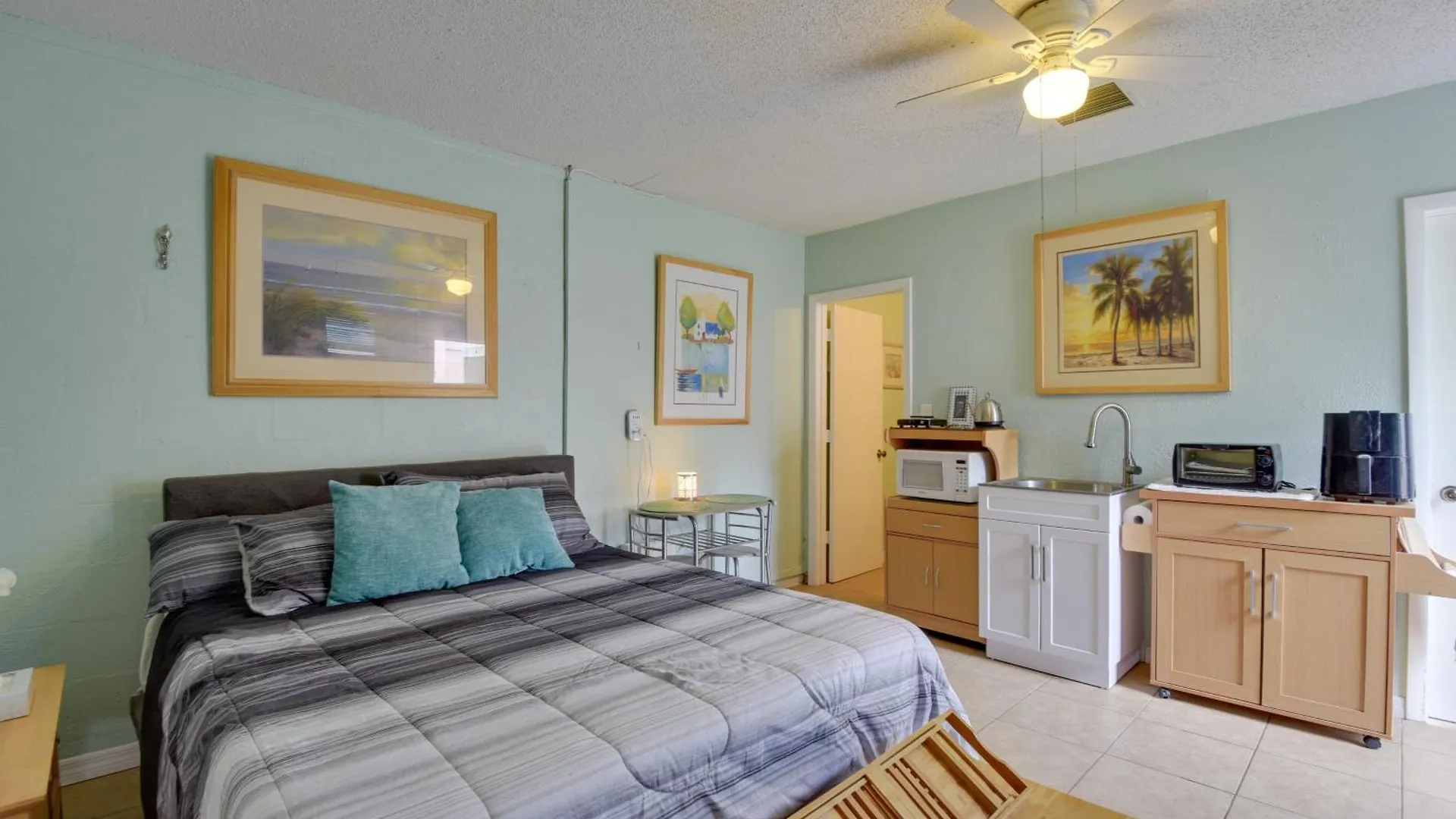 Apartment Convenient With Lush Backyard!