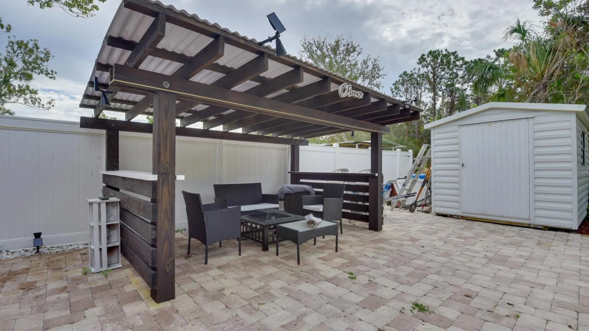 Convenient With Lush Backyard! Apartment *