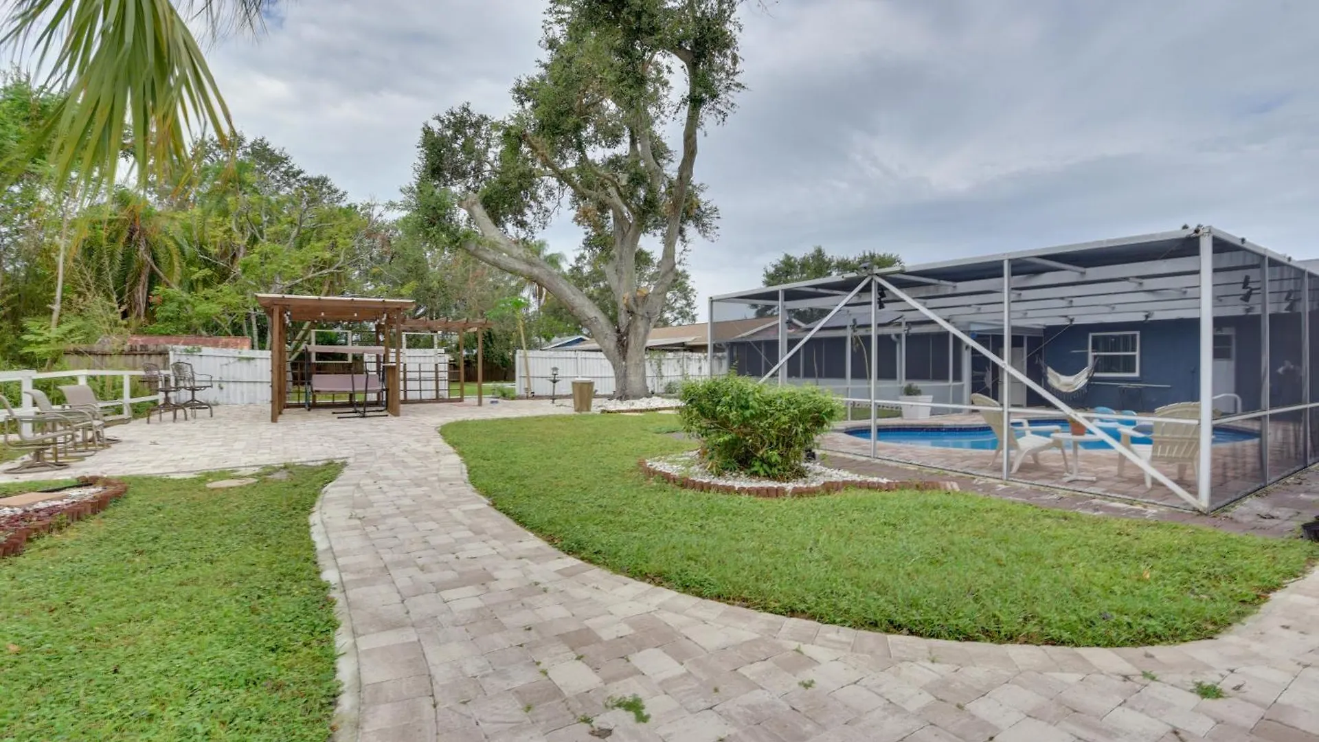 Convenient With Lush Backyard! * Sarasota
