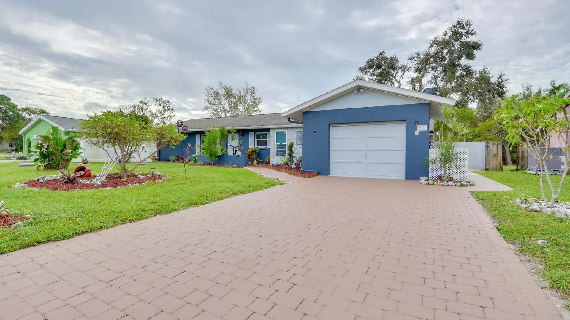 Convenient With Lush Backyard!