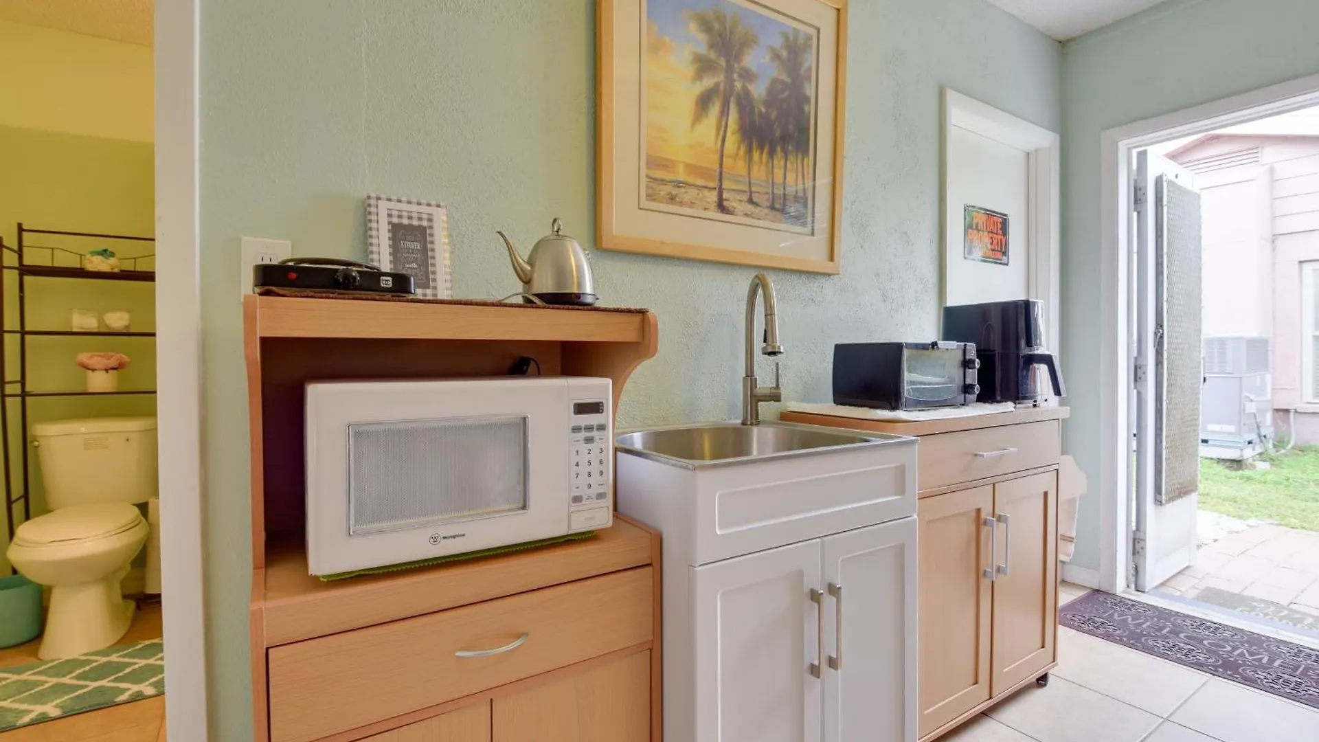 Convenient With Lush Backyard! Apartment