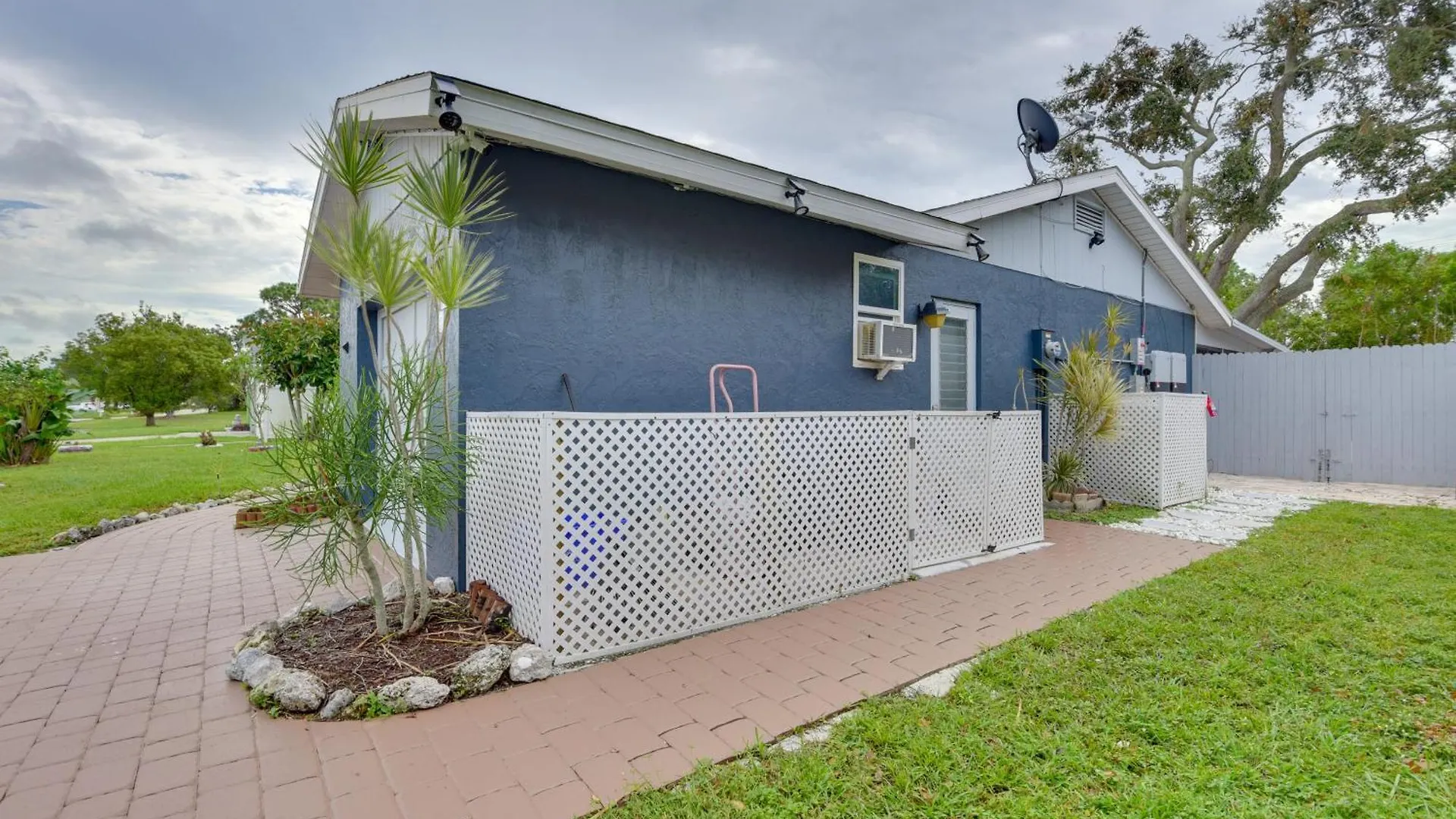 Convenient With Lush Backyard! Apartment *